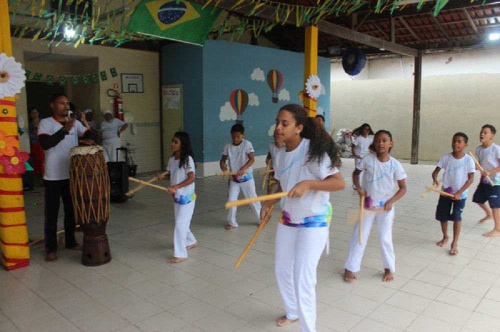 Escola Santa Mônica - 🤸‍♂️A Capoeira na educação infantil promove não  apenas o aprendizado do jogo como trabalha música, ritmo e o cantar.  👉Quando jogam capoeira, as crianças estão aprendendo esperar sua