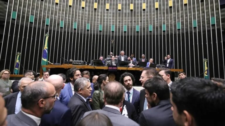 “Penduricalhos” do Legislativo custarão um ano de Bolsa Família a 500 mil famílias