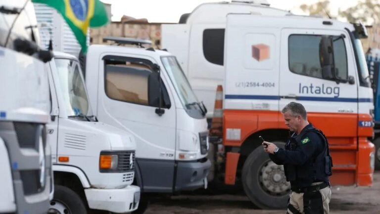 Justiça proíbe bloqueios em SC e autoriza uso de força contra caminhoneiros, a pedido de Lula
