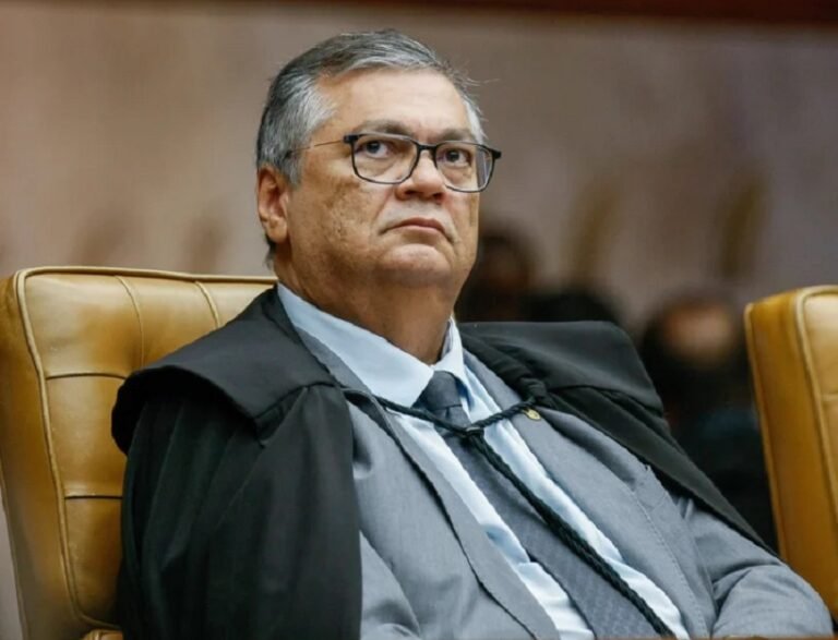 Dino é alvo de pedido de impeachment por blindagem a Lulinha