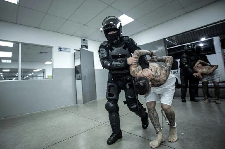 El Salvador aprova prisão perpétua para menores de idade