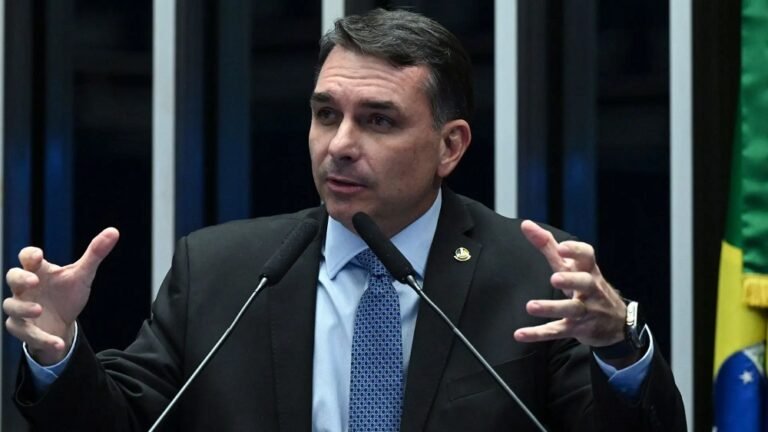 Encontro de Flávio Bolsonaro e Trump coloca os EUA na disputa presidencial do Brasil