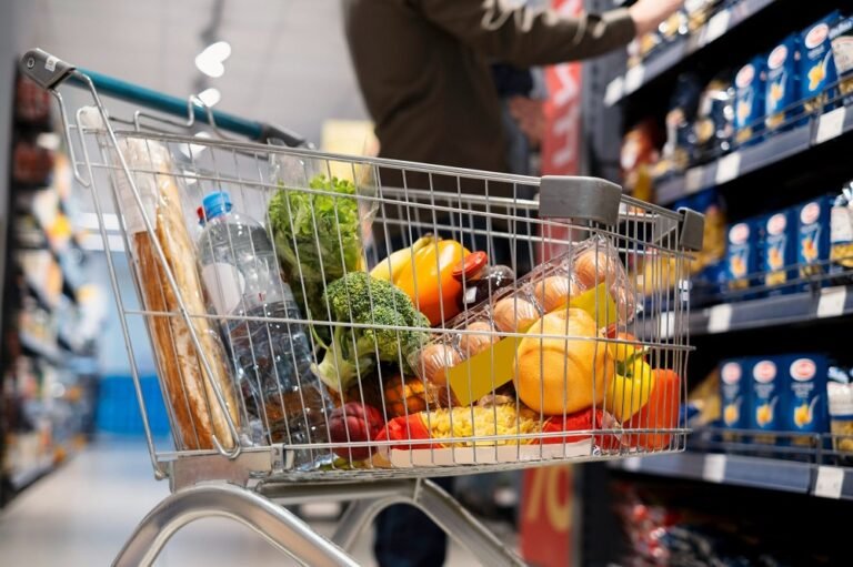 Reforma tributária no setor de alimentos, os impactos da CBS e do IBS para indústrias, distribuidores e supermercados