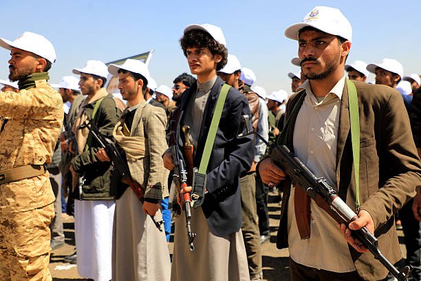 Ataque houthi a navios-tanque da Arábia Saudita ameaça espalhar guerra; preço do petróleo volta a subir