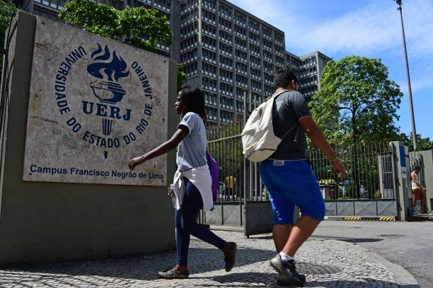 Governo bloqueia verba e ameaça recursos para água, luz e manutenção em universidades