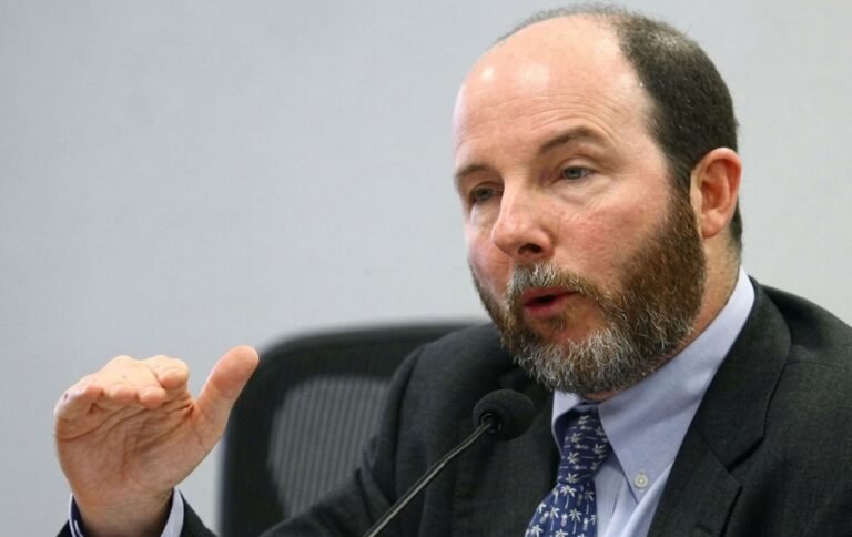 Armínio Fraga vê Brasil à beira da recessão