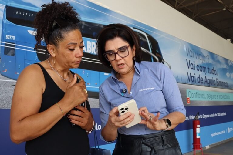 Águia Branca surpreende passageiros com passagens gratuitas em ação pelos 80 anos