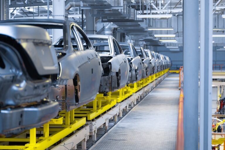 Indústria automotiva brasileira revisa projeções e enfrenta desafios com importações