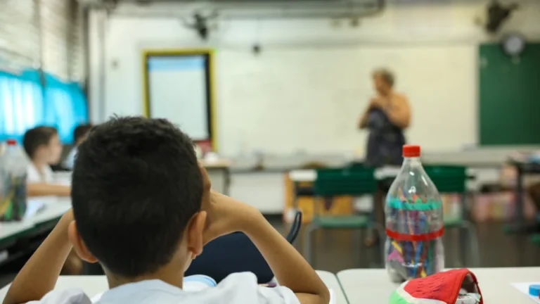 Escolas do Brasil encerram 2025 sem atingir metas previstas para 2021