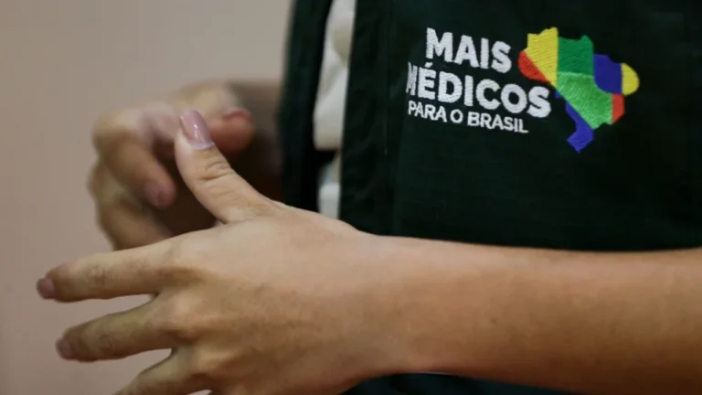 Dossiê reúne relatos de cubanos sobre supostos abusos em missões médicas e cita o Mais Médicos