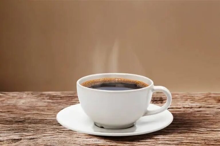 Café quente e câncer: bebidas acima de 65 °C podem elevar risco de tumor no esôfago