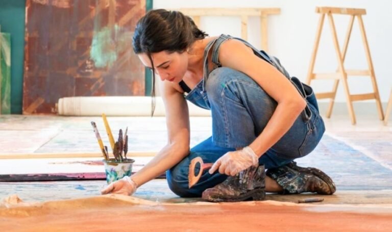 Artista plástica abre exposição e transforma rejeitos da mineração em tintas coloridas