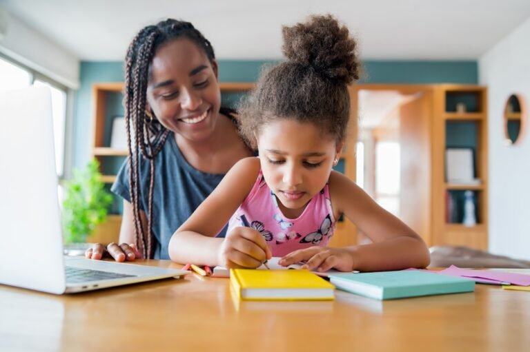 Desempenho dos filhos na escola pode ter relação com a saúde mental da mãe, sugere estudo
