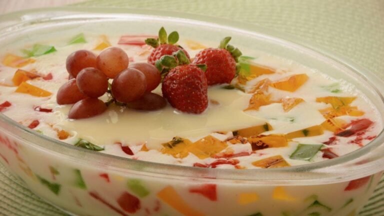 Mosaico de gelatina quatro leites: veja como fazer essa sobremesa