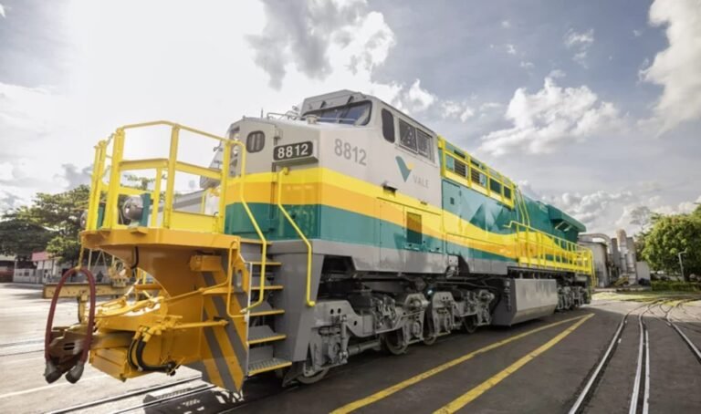 Nova locomotiva da Estrada de Ferro Vitória a Minas tem montagem concluída