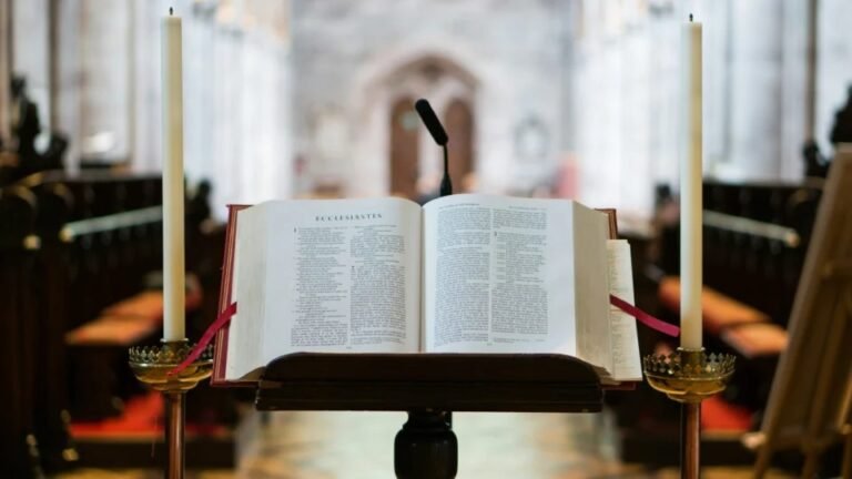 Monitoramento de crimes eleitorais em igrejas viola liberdade religiosa e intimida padres e pastores