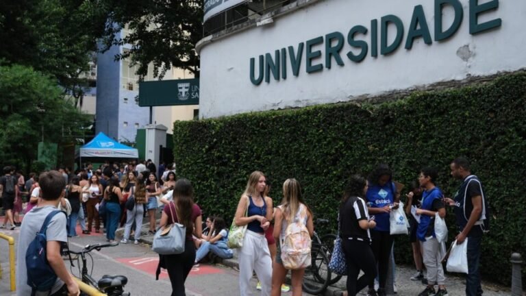 Universidades suspendem aulas a pedido de DCEs que fazem campanha pró-Lula